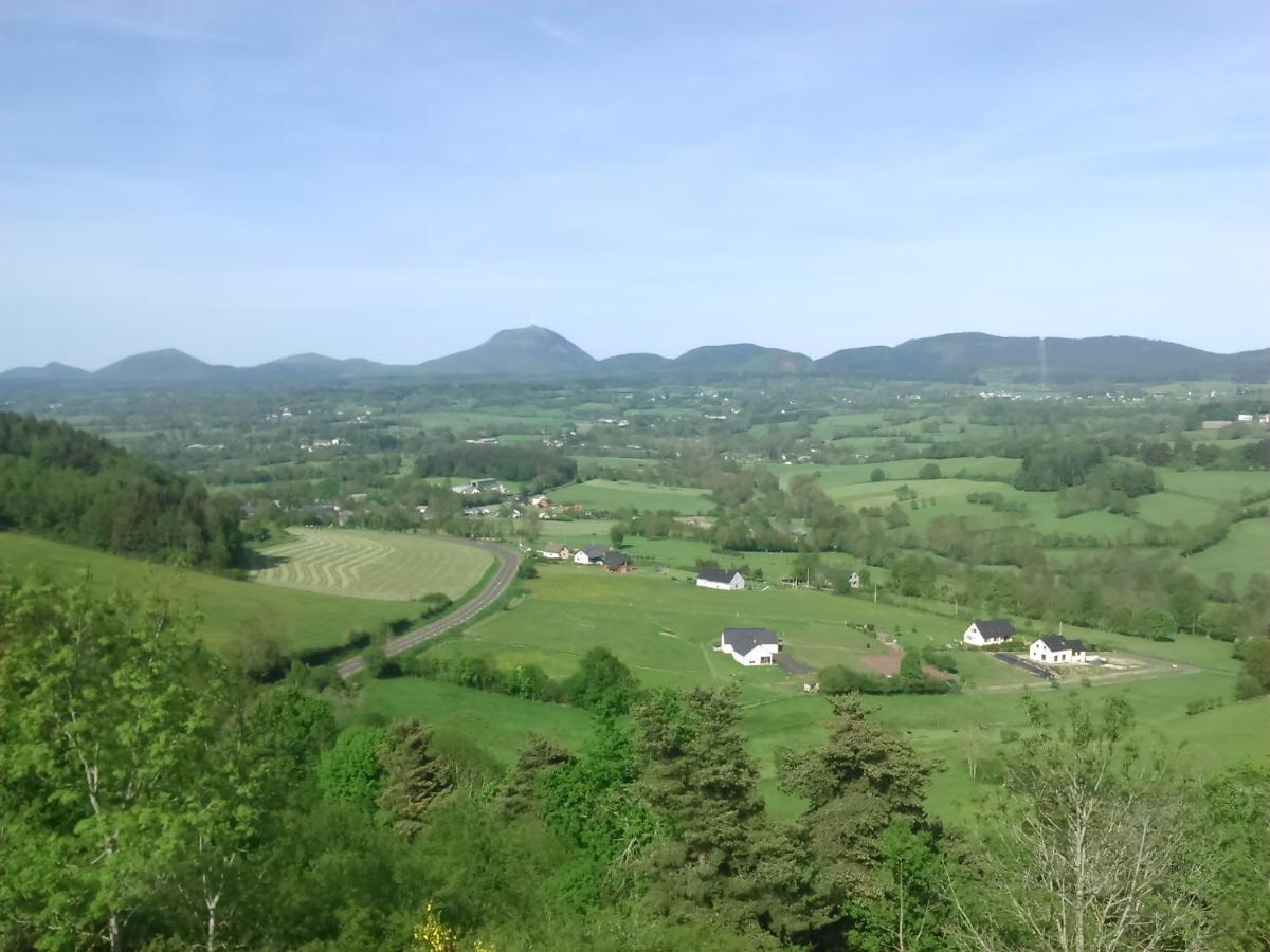 Coquelicot, Entre Volcans D Auvergne Et Sancy, Orcival. Ngoại thất bức ảnh
